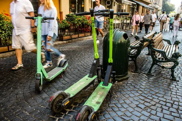 Lviv, Ukrayna, 19 Ağustos 2024 Lviv caddelerine park etmiş elektrikli scooter, küçük bir iç yanmalı motorlar ve merkezde bir güverte ile çalışıyor..