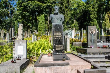 Lviv, Ukrayna, 19 Ağustos 2024 Lychakiv Mezarlığı. Lviv sakinlerinin ve ünlü kişiliklerin mezarlarını içeriyor. Mezarlardan kimi gerçekten sanat eseridir, kimi de kabirleri süsleyip-donatır..