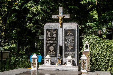 Lviv, Ukrayna, 19 Ağustos 2024 Lychakiv Mezarlığı. Lviv sakinlerinin ve ünlü kişiliklerin mezarlarını içeriyor. Mezarlardan kimi gerçekten sanat eseridir, kimi de kabirleri süsleyip-donatır..