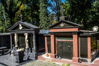 Lviv, Ukrayna, 19 Ağustos 2024 Lychakiv Mezarlığı. Lviv sakinlerinin ve ünlü kişiliklerin mezarlarını içeriyor. Mezarlardan kimi gerçekten sanat eseridir, kimi de kabirleri süsleyip-donatır..