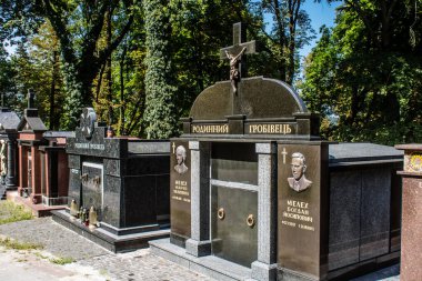 Lviv, Ukrayna, 19 Ağustos 2024 Lychakiv Mezarlığı. Lviv sakinlerinin ve ünlü kişiliklerin mezarlarını içeriyor. Mezarlardan kimi gerçekten sanat eseridir, kimi de kabirleri süsleyip-donatır..