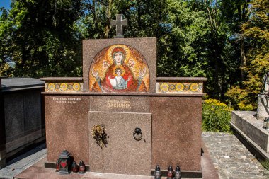 Lviv, Ukrayna, 19 Ağustos 2024 Lychakiv Mezarlığı. Lviv sakinlerinin ve ünlü kişiliklerin mezarlarını içeriyor. Mezarlardan kimi gerçekten sanat eseridir, kimi de kabirleri süsleyip-donatır..