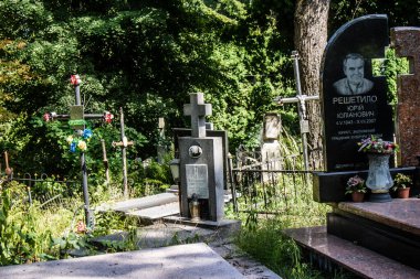 Lviv, Ukrayna, 19 Ağustos 2024 Lychakiv Mezarlığı. Lviv sakinlerinin ve ünlü kişiliklerin mezarlarını içeriyor. Mezarlardan kimi gerçekten sanat eseridir, kimi de kabirleri süsleyip-donatır..