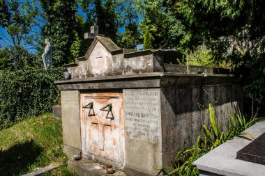 Lviv, Ukrayna, 19 Ağustos 2024 Lychakiv Mezarlığı. Lviv sakinlerinin ve ünlü kişiliklerin mezarlarını içeriyor. Mezarlardan kimi gerçekten sanat eseridir, kimi de kabirleri süsleyip-donatır..