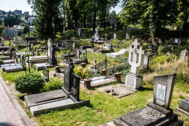 Lviv, Ukrayna, 19 Ağustos 2024 Lychakiv Mezarlığı. Lviv sakinlerinin ve ünlü kişiliklerin mezarlarını içeriyor. Mezarlardan kimi gerçekten sanat eseridir, kimi de kabirleri süsleyip-donatır..