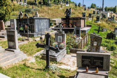 Lviv, Ukrayna, 19 Ağustos 2024 Lychakiv Mezarlığı. Lviv sakinlerinin ve ünlü kişiliklerin mezarlarını içeriyor. Mezarlardan kimi gerçekten sanat eseridir, kimi de kabirleri süsleyip-donatır..