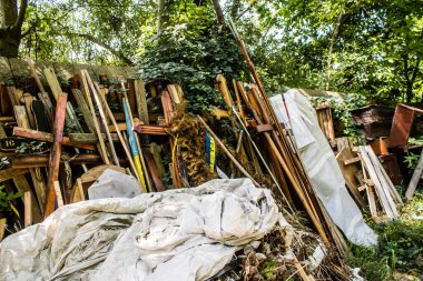 Lviv, Ukrayna, 19 Ağustos 2024 Lychakiv Mezarlığı. Lviv sakinlerinin ve ünlü kişiliklerin mezarlarını içeriyor. Mezarlardan kimi gerçekten sanat eseridir, kimi de kabirleri süsleyip-donatır..