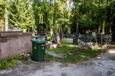 Lviv, Ukrayna, 19 Ağustos 2024 Lychakiv Mezarlığı. Lviv sakinlerinin ve ünlü kişiliklerin mezarlarını içeriyor. Mezarlardan kimi gerçekten sanat eseridir, kimi de kabirleri süsleyip-donatır..