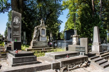 Lviv, Ukrayna, 19 Ağustos 2024 Lychakiv Mezarlığı. Lviv sakinlerinin ve ünlü kişiliklerin mezarlarını içeriyor. Mezarlardan kimi gerçekten sanat eseridir, kimi de kabirleri süsleyip-donatır..