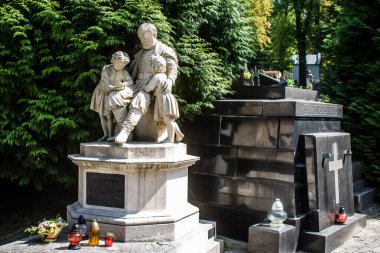 Lviv, Ukrayna, 19 Ağustos 2024 Lychakiv Mezarlığı. Lviv sakinlerinin ve ünlü kişiliklerin mezarlarını içeriyor. Mezarlardan kimi gerçekten sanat eseridir, kimi de kabirleri süsleyip-donatır..