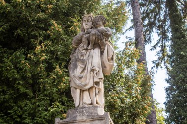 Lviv, Ukrayna, 19 Ağustos 2024 Lychakiv Mezarlığı. Lviv sakinlerinin ve ünlü kişiliklerin mezarlarını içeriyor. Mezarlardan kimi gerçekten sanat eseridir, kimi de kabirleri süsleyip-donatır..