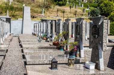 Lviv, Ukrayna, 19 Ağustos 2024 Lviv Askeri Mezarlığı. Askerlerin mezarları, Ukrayna 'yı savunan kahramanlar göz alabildiğince uzanan çiçeklerle kaplıdır..