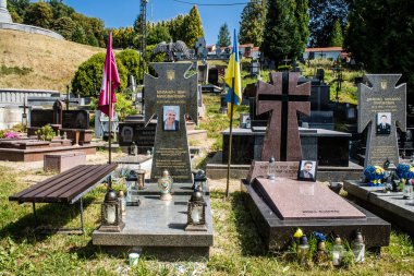 Lviv, Ukrayna, 19 Ağustos 2024 Lviv Askeri Mezarlığı. Askerlerin mezarları, Ukrayna 'yı savunan kahramanlar göz alabildiğince uzanan çiçeklerle kaplıdır..