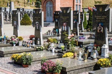 Lviv, Ukrayna, 19 Ağustos 2024 Lviv Askeri Mezarlığı. Askerlerin mezarları, Ukrayna 'yı savunan kahramanlar göz alabildiğince uzanan çiçeklerle kaplıdır..