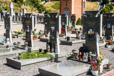 Lviv, Ukrayna, 19 Ağustos 2024 Lviv Askeri Mezarlığı. Askerlerin mezarları, Ukrayna 'yı savunan kahramanlar göz alabildiğince uzanan çiçeklerle kaplıdır..