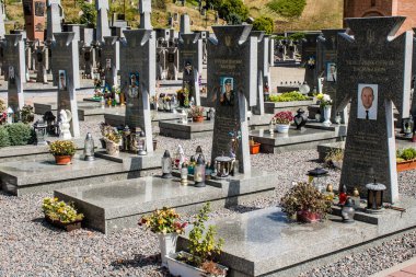 Lviv, Ukrayna, 19 Ağustos 2024 Lviv Askeri Mezarlığı. Askerlerin mezarları, Ukrayna 'yı savunan kahramanlar göz alabildiğince uzanan çiçeklerle kaplıdır..