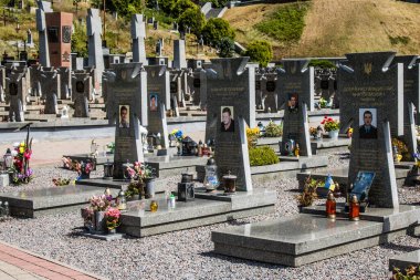 Lviv, Ukrayna, 19 Ağustos 2024 Lviv Askeri Mezarlığı. Askerlerin mezarları, Ukrayna 'yı savunan kahramanlar göz alabildiğince uzanan çiçeklerle kaplıdır..