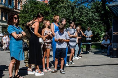 Lviv, Ukrayna, 18 Ağustos 2024 Ukrayna askeri bandosu Siver Orchestra 'nın Ukrayna' daki Lviv şehrindeki Ukrayna ordusuna bağış toplamak için verdiği bir konsere katıldı..