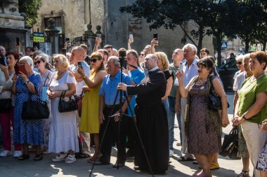 Lviv, Ukrayna, 18 Ağustos 2024 Ukrayna askeri bandosu Siver Orchestra 'nın Ukrayna' daki Lviv şehrindeki Ukrayna ordusuna bağış toplamak için verdiği bir konsere katıldı..