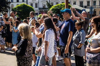 Lviv, Ukrayna, 18 Ağustos 2024 Ukrayna askeri bandosu Siver Orchestra 'nın Ukrayna' daki Lviv şehrindeki Ukrayna ordusuna bağış toplamak için verdiği bir konsere katıldı..