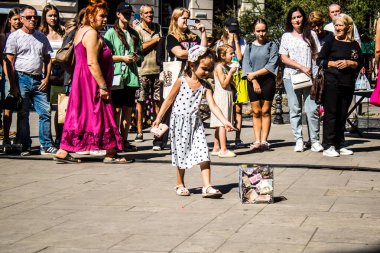 Lviv, Ukrayna, 18 Ağustos 2024 Ukrayna 'da Lviv şehrinde sahne alan Ukrayna askeri bandosu Siver Orchestra' nın konserine bağış yapıldı..