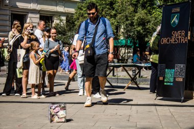 Lviv, Ukrayna, 18 Ağustos 2024 Ukrayna 'da Lviv şehrinde sahne alan Ukrayna askeri bandosu Siver Orchestra' nın konserine bağış yapıldı..