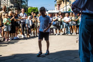 Lviv, Ukrayna, 18 Ağustos 2024 Ukrayna 'da Lviv şehrinde sahne alan Ukrayna askeri bandosu Siver Orchestra' nın konserine bağış yapıldı..