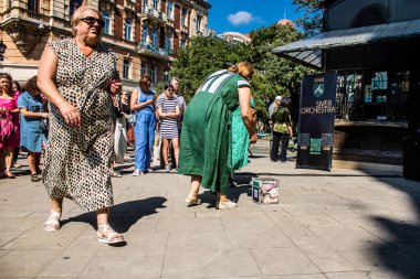 Lviv, Ukrayna, 18 Ağustos 2024 Ukrayna 'da Lviv şehrinde sahne alan Ukrayna askeri bandosu Siver Orchestra' nın konserine bağış yapıldı..
