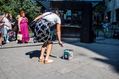 Lviv, Ukrayna, 18 Ağustos 2024 Ukrayna 'da Lviv şehrinde sahne alan Ukrayna askeri bandosu Siver Orchestra' nın konserine bağış yapıldı..