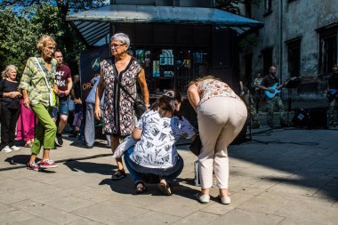Lviv, Ukrayna, 18 Ağustos 2024 Ukrayna 'da Lviv şehrinde sahne alan Ukrayna askeri bandosu Siver Orchestra' nın konserine bağış yapıldı..