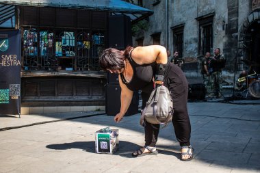 Lviv, Ukrayna, 18 Ağustos 2024 Ukrayna 'da Lviv şehrinde sahne alan Ukrayna askeri bandosu Siver Orchestra' nın konserine bağış yapıldı..