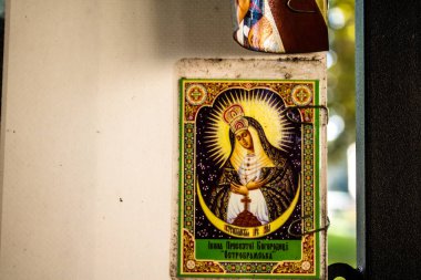 Lviv, Ukrayna, 18 Ağustos 2024 Rusya 'ya karşı yapılan savaşta Ukrayna' yı savunurken ölen askerlerin portresi şehir merkezinde sergilendi. Şehir, Lviv 'den gelen ölü askerleri onurlandırıyor..