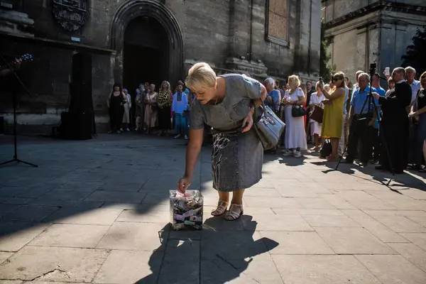 Lviv, Ukrayna, 18 Ağustos 2024 Ukrayna 'da Lviv şehrinde sahne alan Ukrayna askeri bandosu Siver Orchestra' nın konserine bağış yapıldı..