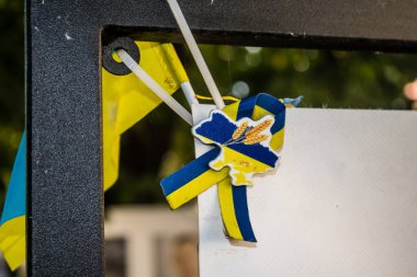 Lviv, Ukrayna, 18 Ağustos 2024 Rusya 'ya karşı yapılan savaşta Ukrayna' yı savunurken ölen askerlerin portresi şehir merkezinde sergilendi. Şehir, Lviv 'den gelen ölü askerleri onurlandırıyor..