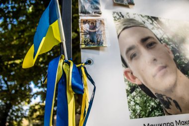 Lviv, Ukrayna, 18 Ağustos 2024 Rusya 'ya karşı yapılan savaşta Ukrayna' yı savunurken ölen askerlerin portresi şehir merkezinde sergilendi. Şehir, Lviv 'den gelen ölü askerleri onurlandırıyor..