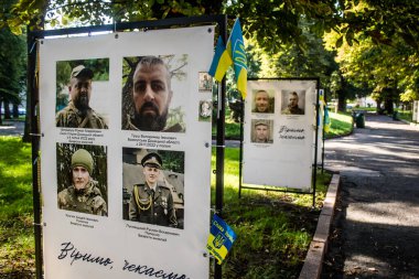 Lviv, Ukrayna, 18 Ağustos 2024 Rusya 'ya karşı yapılan savaşta Ukrayna' yı savunurken ölen askerlerin portresi şehir merkezinde sergilendi. Şehir, Lviv 'den gelen ölü askerleri onurlandırıyor..