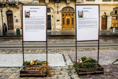 Lviv, Ukrayna, 18 Ağustos 2024 Rusya 'ya karşı yapılan savaşta Ukrayna' yı savunurken ölen askerlerin portresi şehir merkezinde sergilendi. Şehir, Lviv 'den gelen ölü askerleri onurlandırıyor..