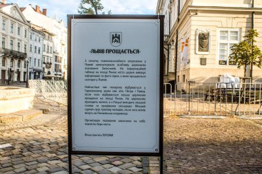 Lviv, Ukrayna, 18 Ağustos 2024 Rusya 'ya karşı yapılan savaşta Ukrayna' yı savunurken ölen askerlerin portresi şehir merkezinde sergilendi. Şehir, Lviv 'den gelen ölü askerleri onurlandırıyor..