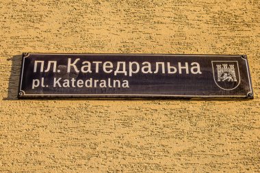 Lviv, Ukrayna, 19 Ağustos 2024 karayolu kullanıcısına bilgi sağlamak için yolun kenarına veya yukarısına isim dikildi. Lviv 'de tarihi binalar, çeşmeler ve heykeller yer alıyor..