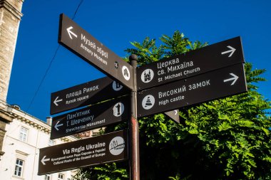 Lviv, Ukrayna, 19 Ağustos 2024 sokak tabelası veya yol tabelası, yol kullanıcısına bilgi sağlamak için yolun kenarına veya yukarısına dikildi. Lviv 'de tarihi binalar, çeşmeler ve heykeller yer alıyor..