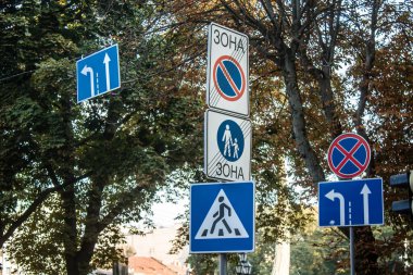Lviv, Ukrayna, 19 Ağustos 2024 sokak tabelası veya yol tabelası, yol kullanıcısına bilgi sağlamak için yolun kenarına veya yukarısına dikildi. Lviv 'de tarihi binalar, çeşmeler ve heykeller yer alıyor..