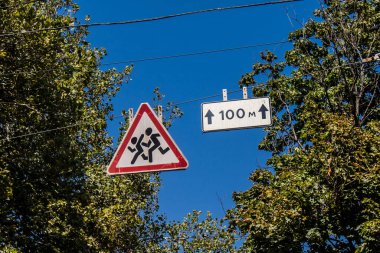 Lviv, Ukrayna, 19 Ağustos 2024 sokak tabelası veya yol tabelası, yol kullanıcısına bilgi sağlamak için yolun kenarına veya yukarısına dikildi. Lviv 'de tarihi binalar, çeşmeler ve heykeller yer alıyor..