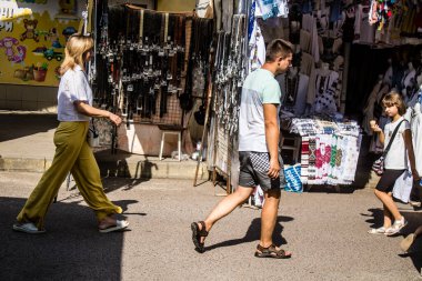 Lviv, Ukrayna, 19 Ağustos 2024 Krakivsky pazarı, Lviv 'deki en büyük pazarlardan biridir. Şehrin merkezinin yakınında yer almaktadır..