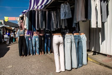 Lviv, Ukrayna, 19 Ağustos 2024 Krakivsky pazarı, Lviv 'deki en büyük pazarlardan biridir. Şehrin merkezinin yakınında yer almaktadır..