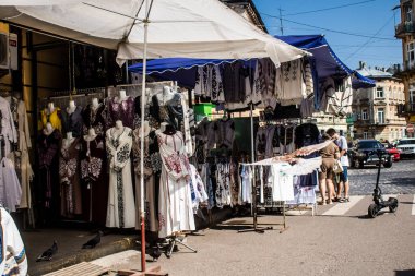 Lviv, Ukrayna, 19 Ağustos 2024 Krakivsky pazarı, Lviv 'deki en büyük pazarlardan biridir. Şehrin merkezinin yakınında yer almaktadır..