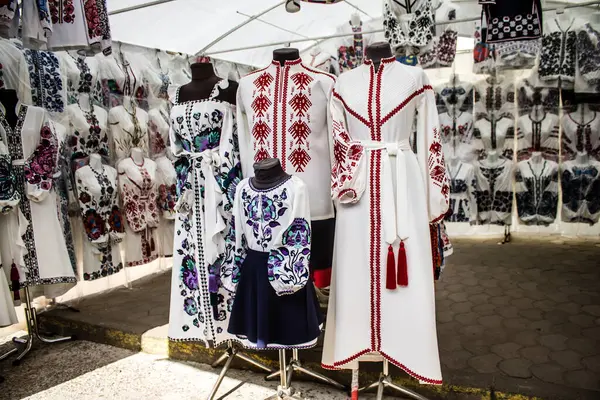 Lviv, Ukrayna, 19 Ağustos 2024 Krakivsky pazarı, Lviv 'deki en büyük pazarlardan biridir. Şehrin merkezinin yakınında yer almaktadır..