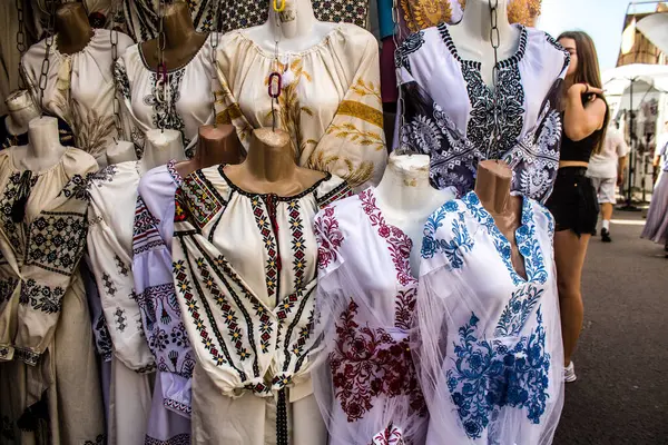 Lviv, Ukrayna, 19 Ağustos 2024 Krakivsky pazarı, Lviv 'deki en büyük pazarlardan biridir. Şehrin merkezinin yakınında yer almaktadır..