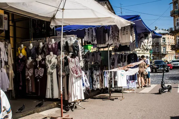Lviv, Ukrayna, 19 Ağustos 2024 Krakivsky pazarı, Lviv 'deki en büyük pazarlardan biridir. Şehrin merkezinin yakınında yer almaktadır..