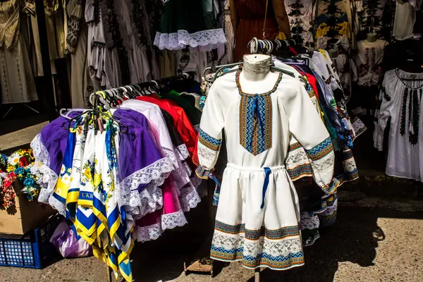 Lviv, Ukrayna, 19 Ağustos 2024 Krakivsky pazarı, Lviv 'deki en büyük pazarlardan biridir. Şehrin merkezinin yakınında yer almaktadır..