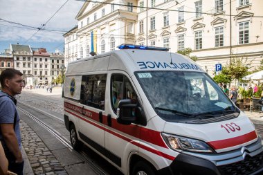 Lviv, Ukrayna, 21 Ağustos 2024 savaş sırasında Lviv şehir merkezinden bir ambulans geçmiş. Lviv tehdit ediliyor ve Rus füzeleri tarafından hedef alınıyor..